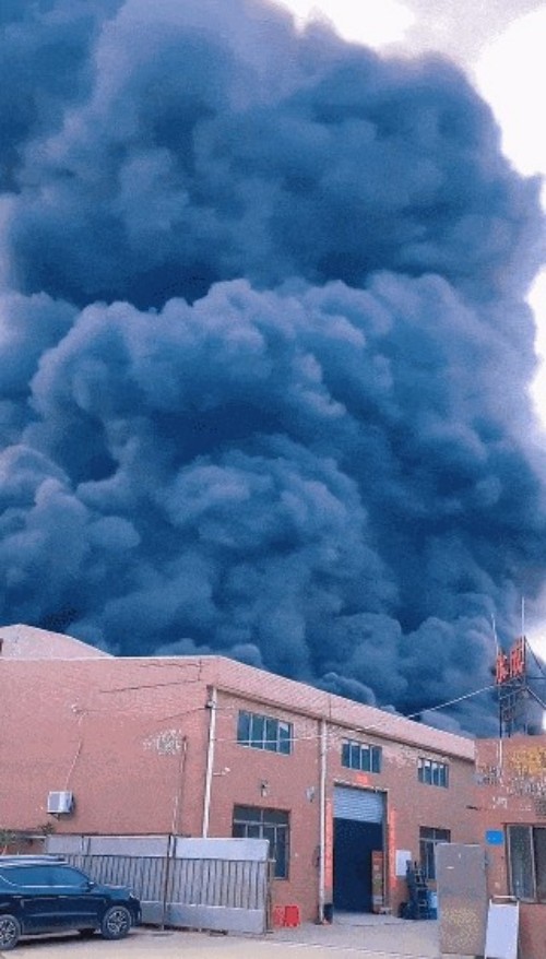 黑煙蔽日！東莞大火再敲警鐘，誰為安全生產(chǎn)漏洞買單